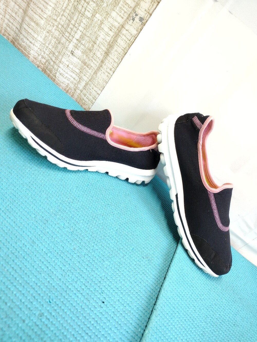 Skechers The Cure Deluxe Women's Go Walk Slip-On Sneakers Shoes - 9 - Picture 2 of 10